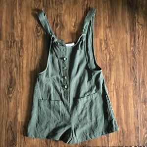 Linen Overall shorts - Carly Jean Los Angeles